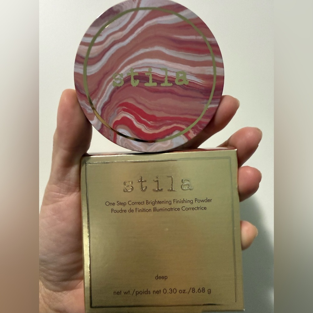Stila One Step Correct Brightening Finishing Powder in the shade deep